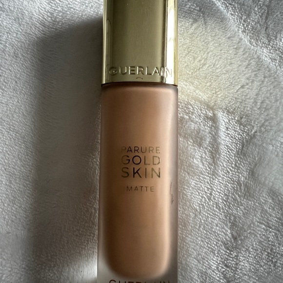 Parure Gold Radiant Matte Skin Perfecting Longwear Foundation - Picture 2 of 3